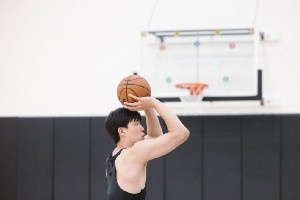 休赛期训练！杨瀚森社媒晒训练照：练练练